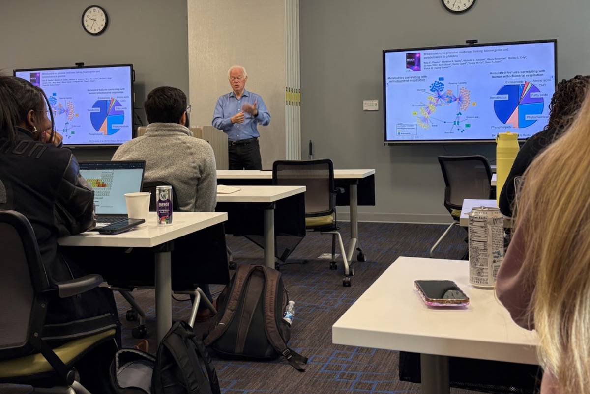 Dr. Dean Jones leading the lecture “Use of high-resolution metabolomics for the identification of metabolic signals associated with ubiquitous pollutants.”