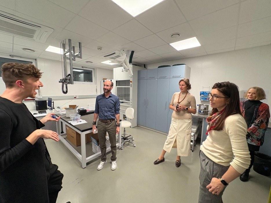 Dr. Elliott Price (on the left) explains the exposomics workflow used by RECETOX to Dr. Snyder, Dr. Klanova, Dr. Pollitt, and Dr. Bennett (left to right).